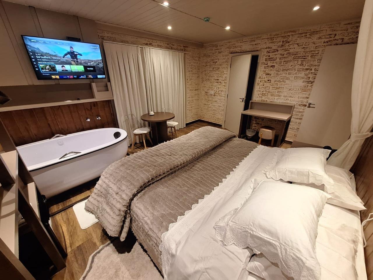 EMP0017 - EXCELENTE HOTEL À VENDA CAMPOS DO JORDÃO/SP EMP0017 - EXCELENTE HOTEL À VENDA CAMPOS DO JORDÃO/SP