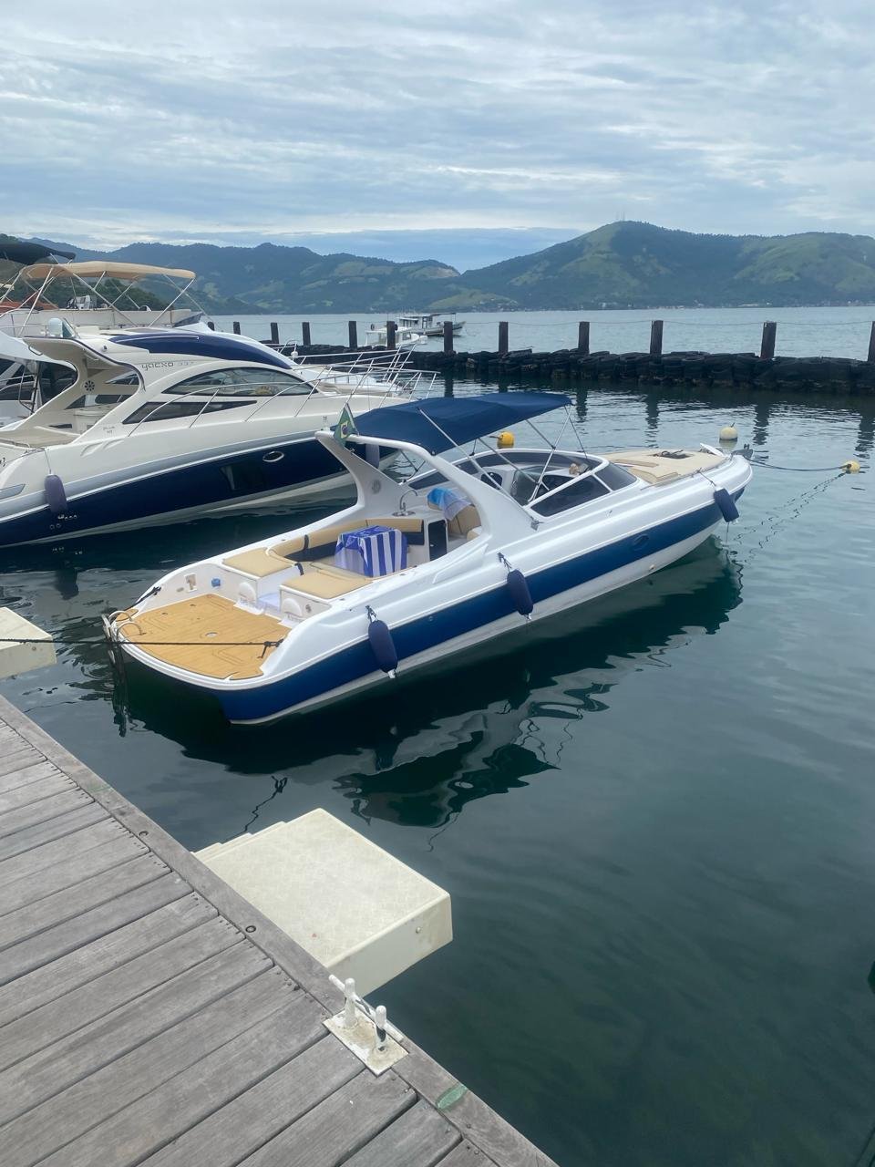 Oportunidade em Angra: Lancha 2012 – Performance e Conforto